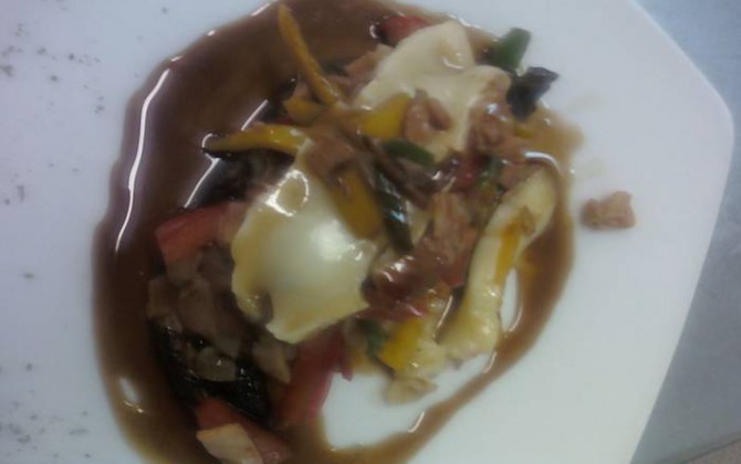 portobello relleno de pimiento morrón y jamón serrano al gratén con miel de jerez