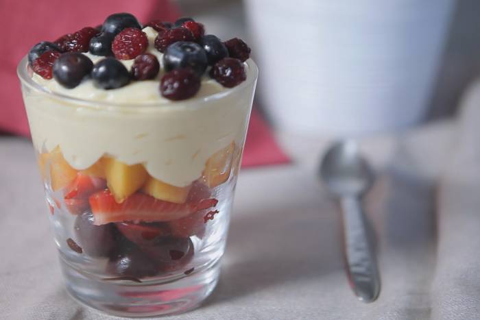 Copa de crema pastelera con frutas de verano | Recetas Gallina Blanca