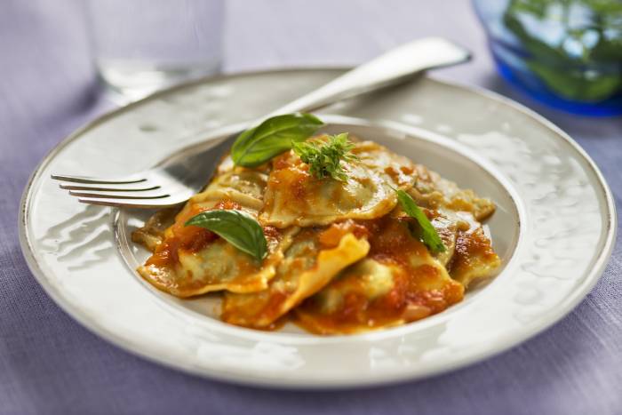 Raviolis de requesón con salsa de tomate y hierbas aromáticas | Recetas  Gallina Blanca