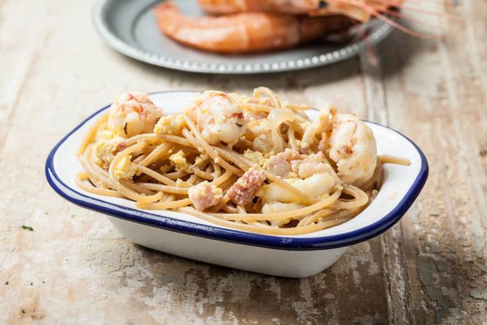 Espaguetis a la carbonara con langostinos | Recetas Gallina Blanca