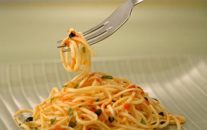 Espaguetis con tomate y albahaca