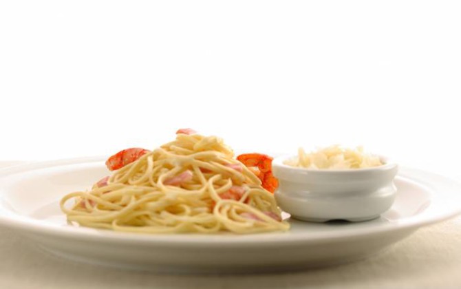 Espaguetis con bacón y gambas