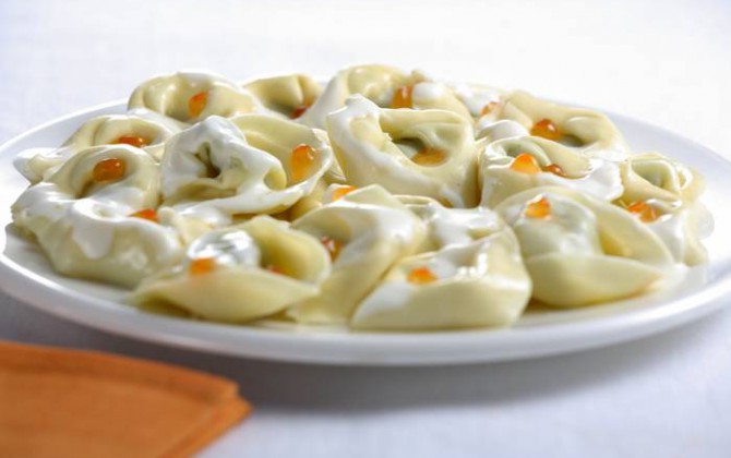 Tortellini de requesón y espinacas con frutos secos y aceite de albahaca