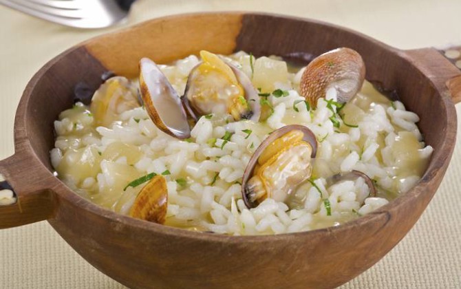 Arroz blanco con salsa de almejas