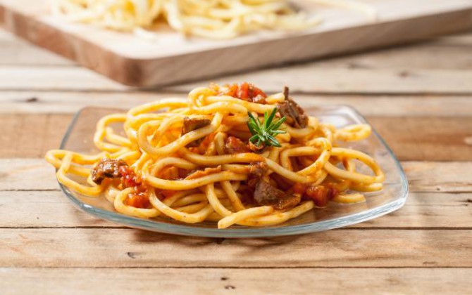 Espaguetis con jamón y setas