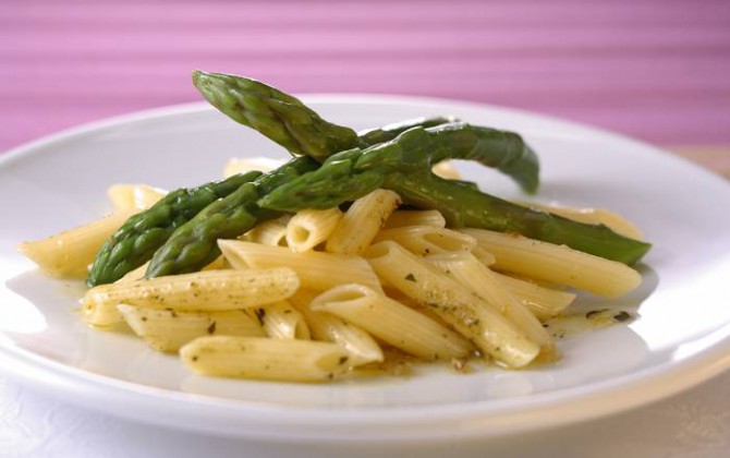 MACARRONES CON ESPÁRRAGOS A LAS HIERBAS