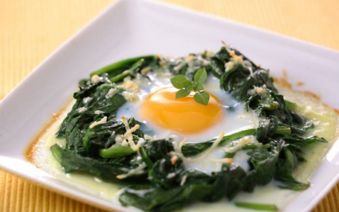 Espinacas con huevos al horno