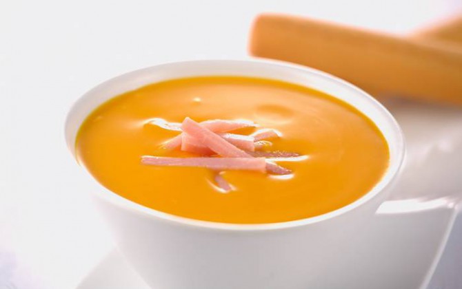 Crema de calabaza con puerros y juliana de jamón de york