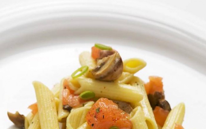 MACARRONES FRESCOS CON SALMÓN Y CHAMPIÑÓN