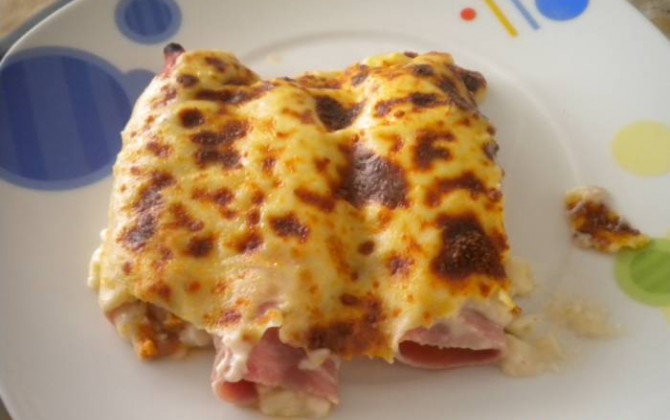 rollitos de jamón york con bechamel