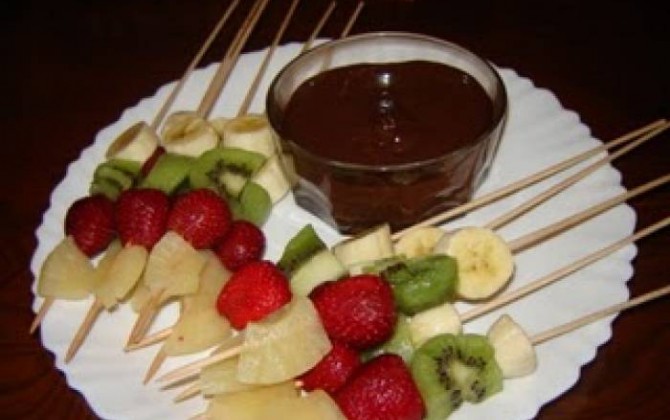 brochetas de fruta con fondue de chocolate a la leche condensada