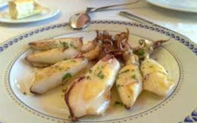 calamares a la plancha con salsa de limón y cilantro