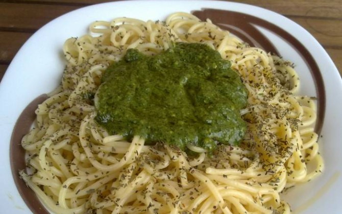 espaguetis con salsa pesto