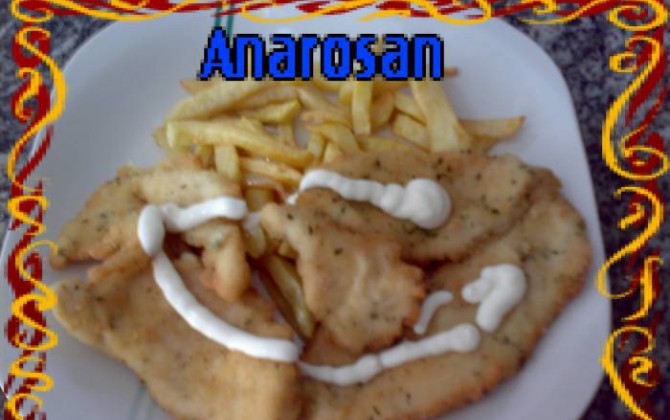 ricos filetes de pollo empanados con patatas fritas y mayonesa
