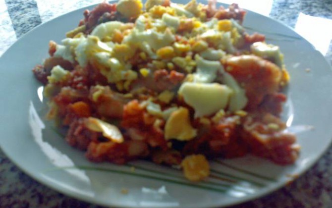 macarrones vegetales con carne picada y huevo duro