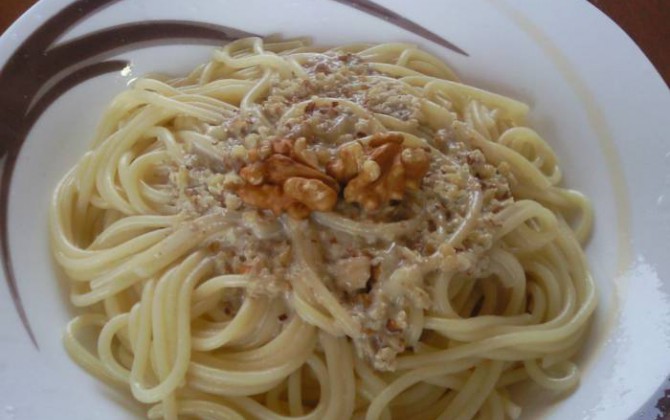 espaguetis con salsa roquefort y nueces
