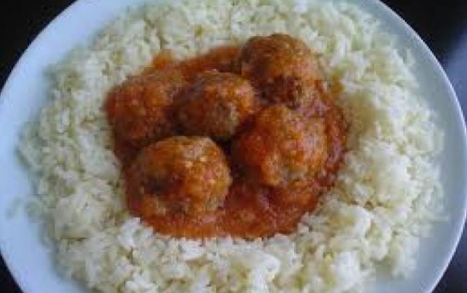 albóndigas con tomate casero y rico arroz blanco para lolines