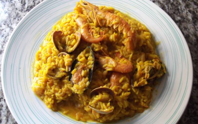 preparado de paella con rico marisco para primi