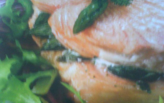 salmón plancha con guarnición de espárragos trigueros