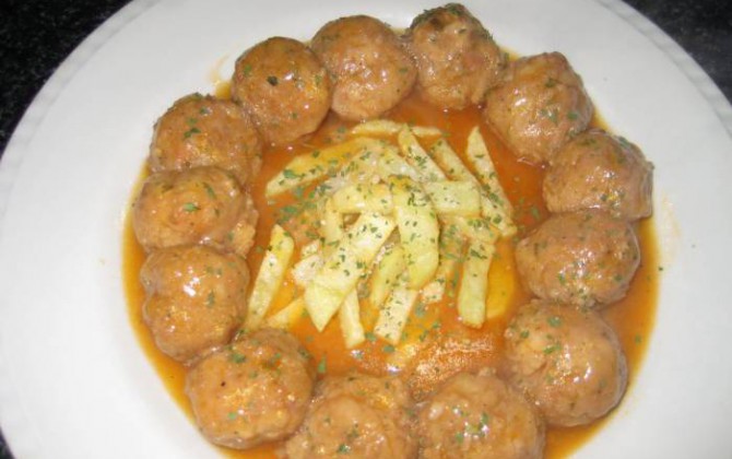 albóndigas de pollo en salsa de zanahorias