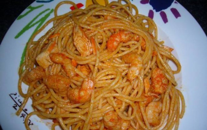 espaguetis con gambas y surimi al ajillo