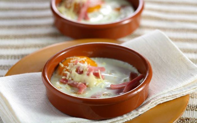 Huevo a la cazuela con jamón cocido