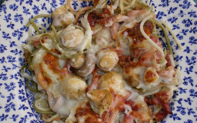 spaggetti tricolori con bacon y champiñones