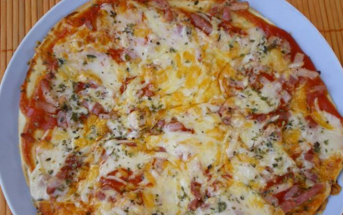 pizza con bacon a los cuatro quesos