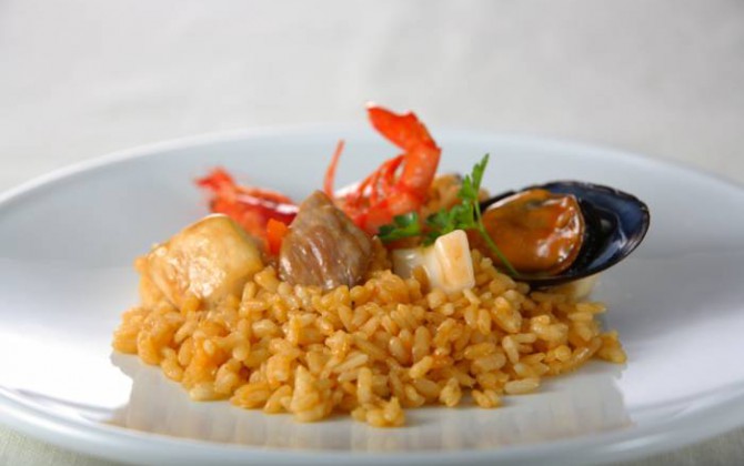 Paella de conejo y marisco
