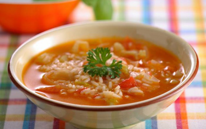 Sopa de tomate y arroz