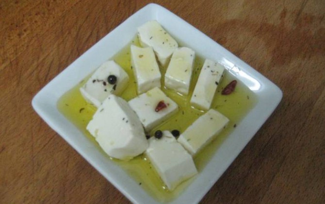 queso fresco en aceite de oliva especiado