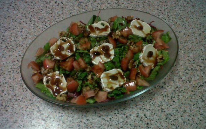 ensalada de brotes tiernos con queso de cabra