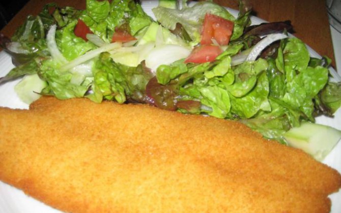 filetes de panga rebozada con ensalada