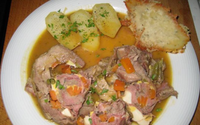 muslos de pavo rellenos con salsa de cebolla
