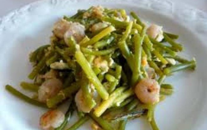 ajetes y gambas en revuelto
