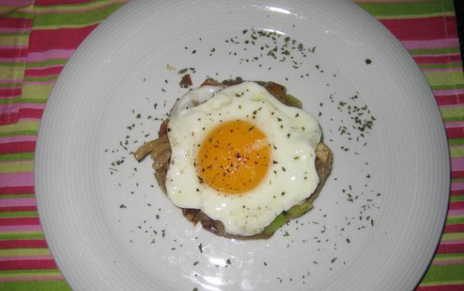 setas con huevo a la plancha y ajetes frescos