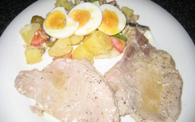 chuletas de cerdo a la plancha con papas aliñás