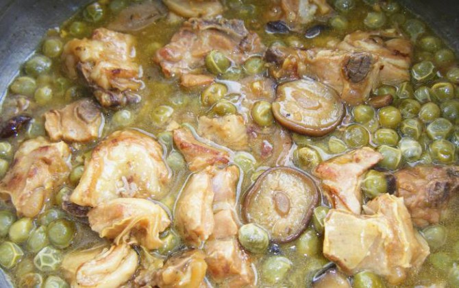 guisantes con cordero