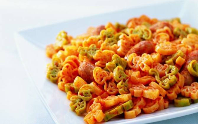 Pasta con tomate y salchichas