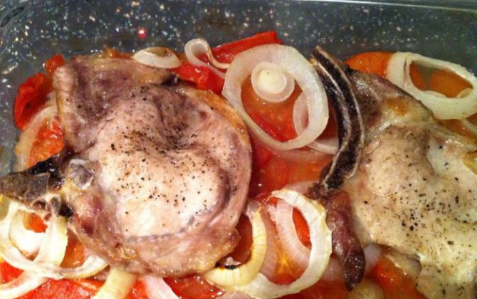 chuletas de cerdo con verduras al horno