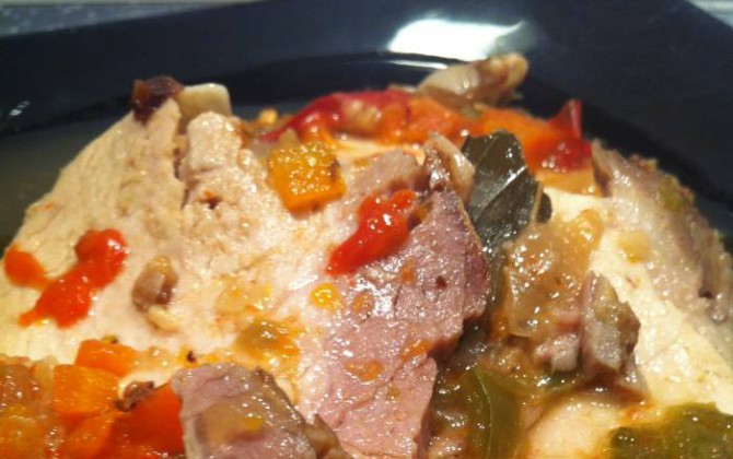 redondo de cerdo en salsa de pimientos