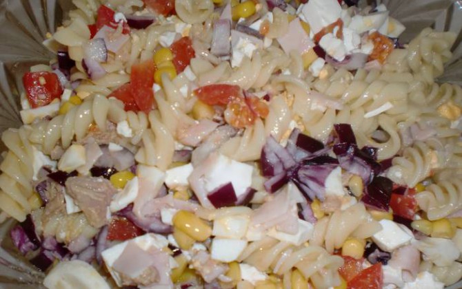 ensalada de pasta con atún y maíz