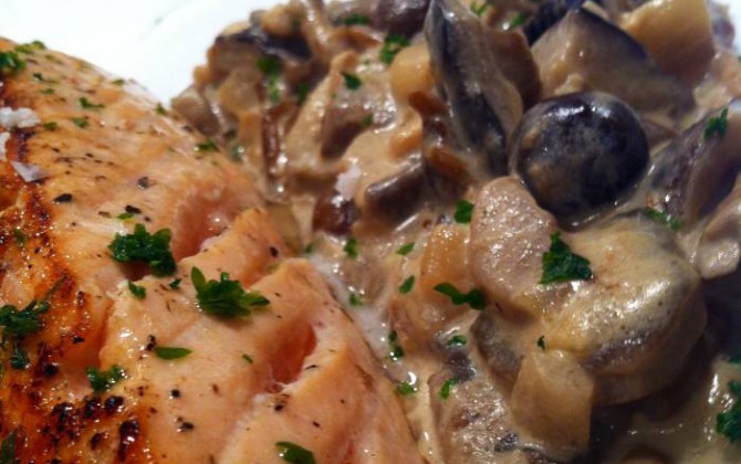 Lomo de salmón con salsa de setas