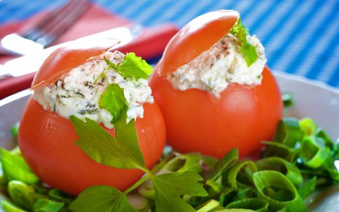 Tomates rellenos de queso y rúcula
