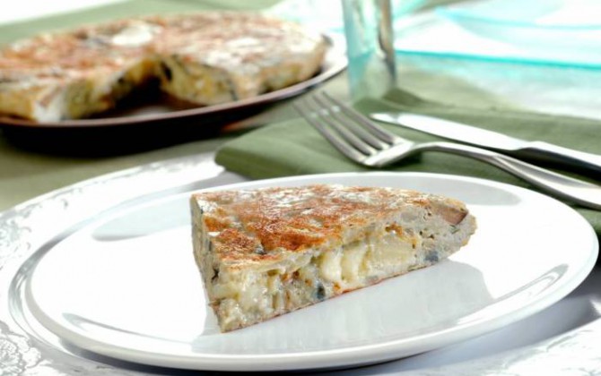 Tortilla con berenjenas y queso