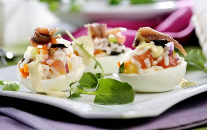 Huevos rellenos de ensaladilla de arroz