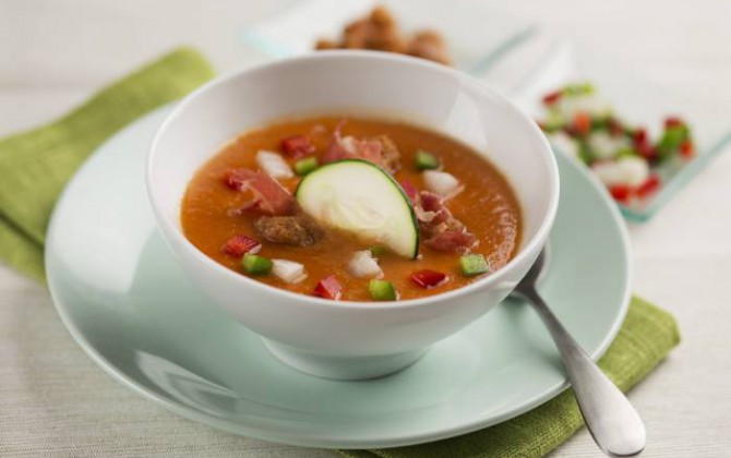 Gazpacho Andaluz Con Jamon Y Picatostes Recetas Gallina Blanca