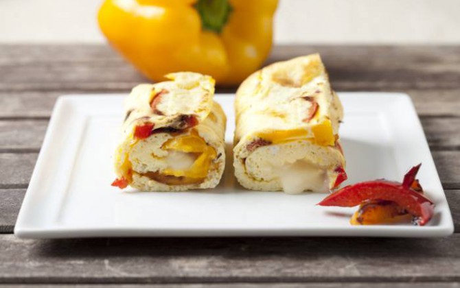 Rollitos de tortilla con pimientos y queso