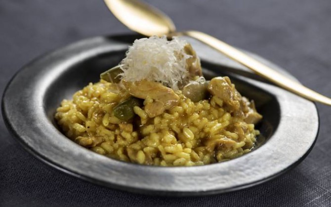 Risotto al curry con guisantes bajo en sal