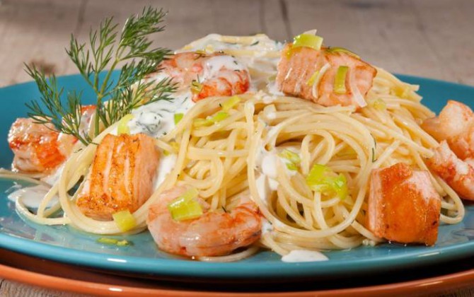 Pasta con salmon y gambas